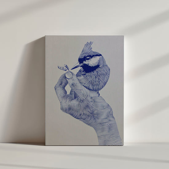 Dessin en ligne bleue d’une main stylisée tenant délicatement un petit oiseau sur un fond clair, illustrant la finesse du geste et la beauté naturelle.