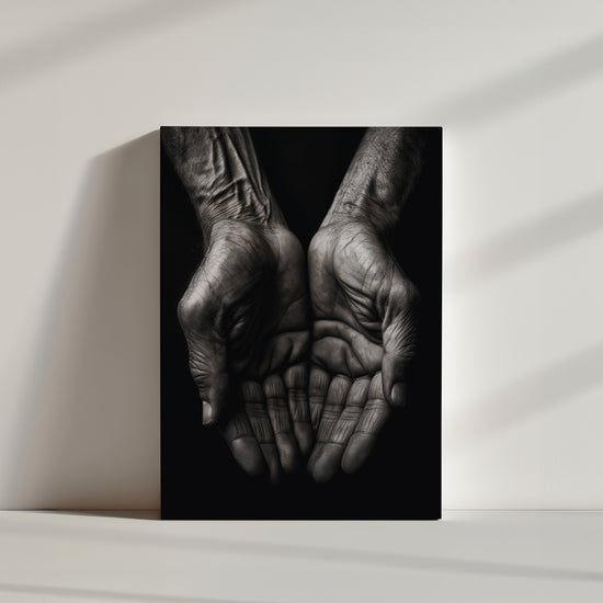 Contraste saisissant entre le fond obscur et les mains jointes du tableau, narratif d'une histoire profonde