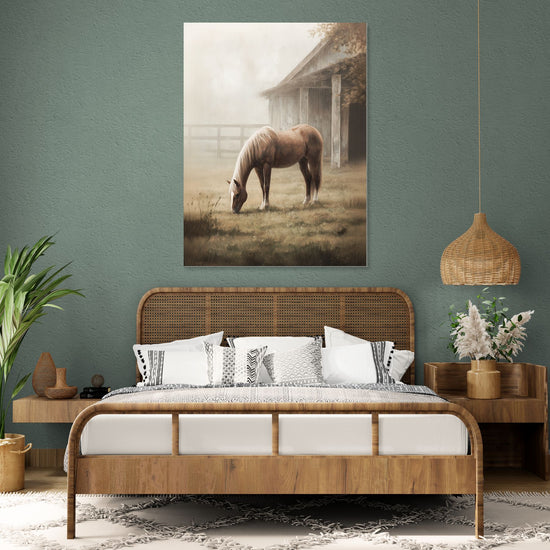 Tableau mural d'un cheval broutant près d'une grange dans une ambiance champêtre apaisante