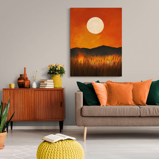 Décoration murale avec un tableau de coucher de soleil, dans un salon rétro avec des meubles en bois vintage et des coussins dans des tons orange et verts