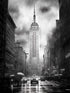 Photo en noir et blanc capturant une ruelle vibrante de New York avec l'Empire State Building en arrière-plan