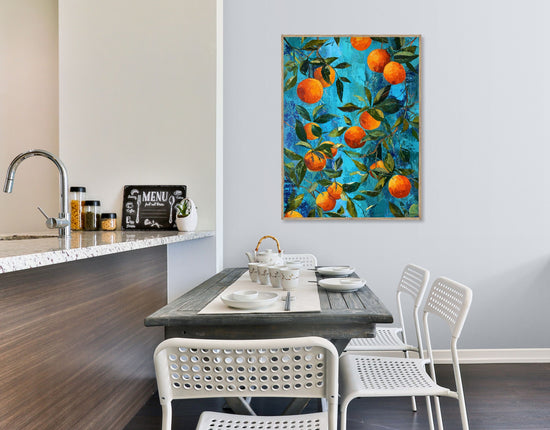 Tableau coloré d'oranges sur fond bleu vibrant, ajoutant une touche méditerranéenne à cette cuisine moderne