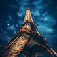 photographie de La Tour Eiffel se dresse majestueusement sous un ciel étoilé, baignée dans une lumière dorée qui contraste avec les teintes bleutées de la nuit.