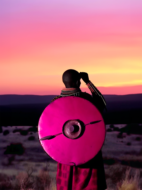 Photographie  Couleurs vives et audacieuses d'un homme tribal africain avec un bouclier au coucher du soleil, savanah