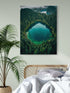 Photographie d'une forêt luxuriante encerclant un lac turquoise, située dans une chambre avec un lit douillet et une plante d'intérieur imposante.