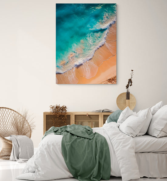 Évasion ressentie grâce au tableau plage accroché dans une chambre parentale cosy