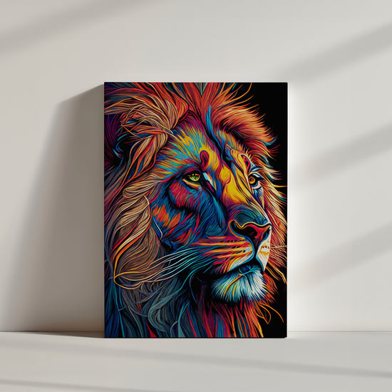 Tableau pop art d’un lion aux couleurs vives (bleu, rouge, orange) sur fond noir, avec une crinière stylisée et dynamique