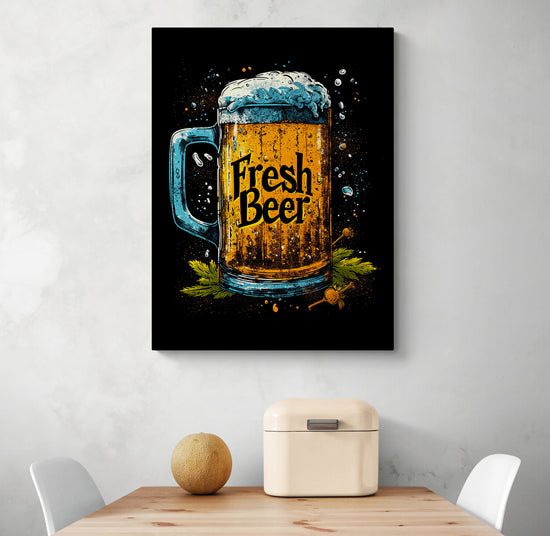 Tableau vibrant de bière fraîche dans une cuisine blanche minimaliste.