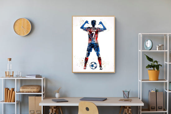 Un espace de travail moderne avec des étagères, une horloge murale jaune, et un tableau personnalisé représentant un joueur de football nommé "ETHAN" au-dessus du bureau.