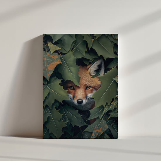 photographie d'un renard malicieux dissimulé dans un amas végétal.