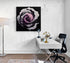 un décoration murale avec une rose sur un fond noir décore bureau