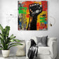 Tableau Black Power Street Art accrocher dans un salon moderne, complémentant à merveille le fauteuil blanc