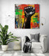 Tableau Black Power Street Art accrocher dans un salon moderne, complémentant à merveille le fauteuil blanc