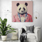 Tableau panda avec costume rose, élément phare de ce salon cosy, parfaitement complété par un fauteuil blanc.