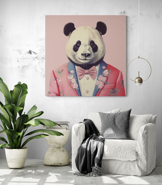 Tableau panda avec costume rose, élément phare de ce salon cosy, parfaitement complété par un fauteuil blanc.