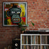 Tableau street art d’un singe au style graphique et coloré, accroché à un mur en briques rouges au-dessus d’un meuble blanc contenant des vinyles, une platine et une plante verte. L’ambiance évoque une déco vintage et musicale