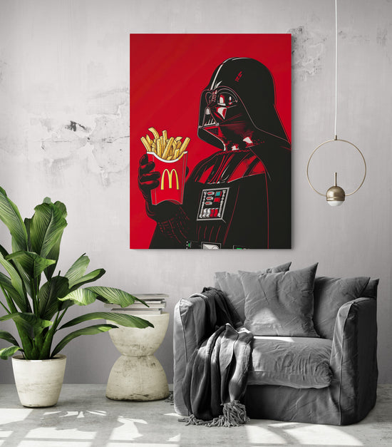 Décoration murale Star Wars dans un salon avec canapé gris et plante verte.