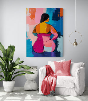 Salon lumineux avec fauteuil blanc, plante verte et grande toile colorée représentant une femme de dos aux formes généreuses