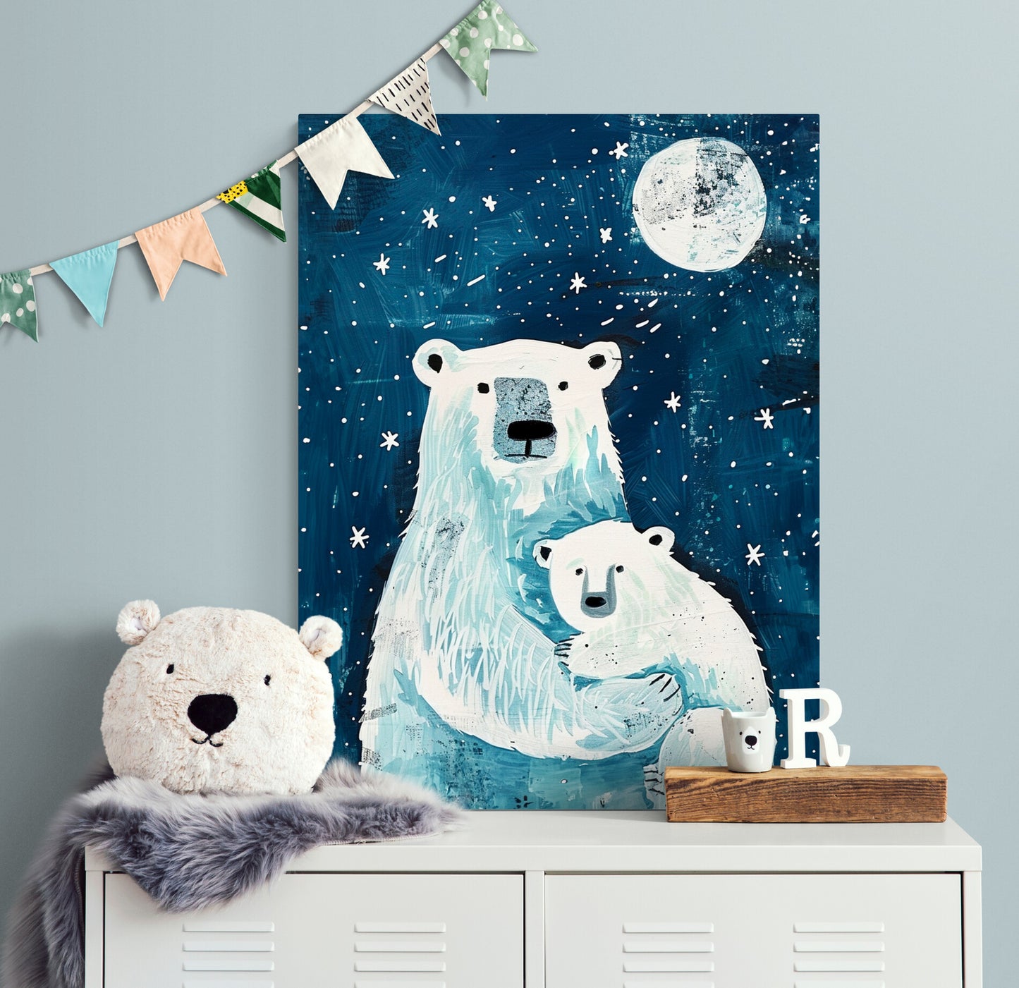 Peinture de deux ours polaires sous un ciel étoilé et une lune, exposée dans une chambre d'enfant décorée de guirlandes et un ours en peluche.