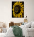 Tableau Tournesol apporte une touche de couleur dans chambre parentale 