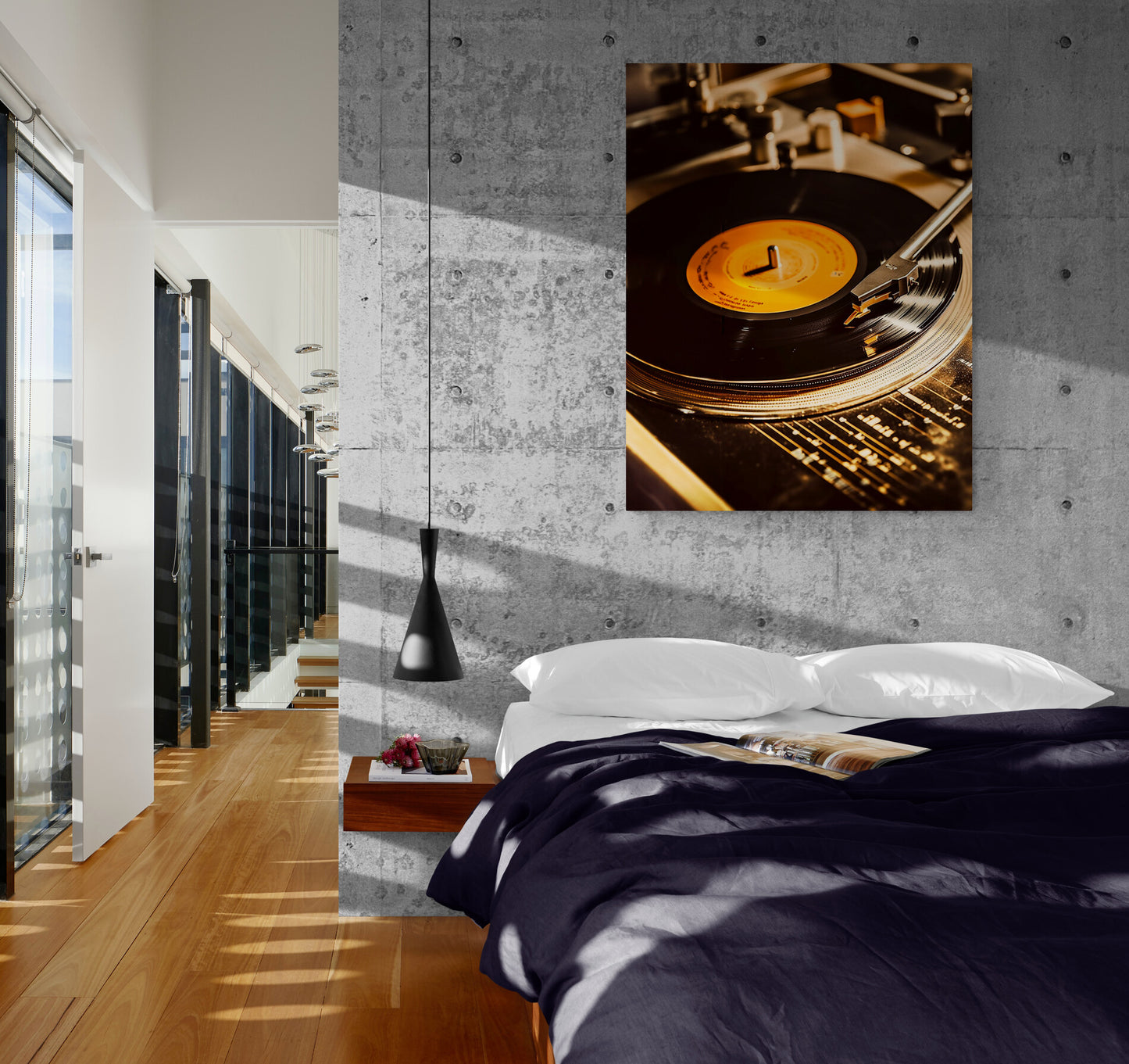 Tableau vinyl rétro suspendu dans une chambre adulte à l'ambiance industrielle de style loft.