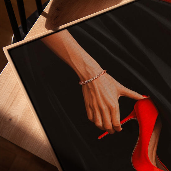 Tableau main féminine escarpin rouge pour salon scandinave