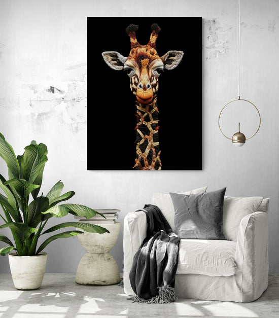 Décoration murale girafe, ajoute une touche d'exotisme au-dessus d'un fauteuil blanc dans un salon moderne.