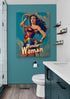 un tableau de Wonder Woman se dresse fièrement dans une salle de bain moderne