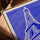 Tableau tour Eiffel bleu graphique moderne sur toile avec cadre chêne doré posé sur table salon