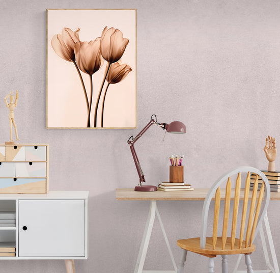 Art scandinave : tableau tulipe élégamment accroché dans un bureau design