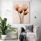 Tableau tulipe moderne au-dessus d'un fauteuil blanc dans un salon épuré