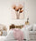 Décoration murale tulipe dans une chambre parentale aux accents naturels et doux