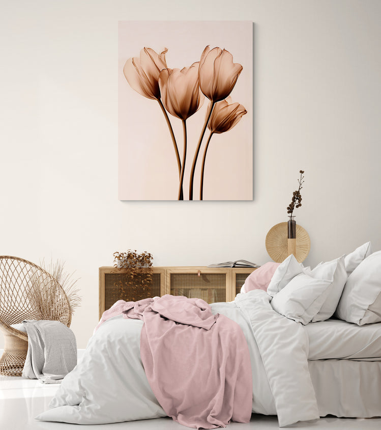 Décoration murale tulipe dans une chambre parentale aux accents naturels et doux