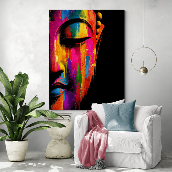 Poster décoratif de Bouddha en peinture éclatante installé au mur d’un salon moderne avec fauteuil blanc, coussins pastel et grande plante verte.