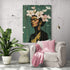 Déco murale XXl de Frida Kahlo accroché dans un coin lecture lumineux avec un fauteuil blanc, un coussin rose, une plante tropicale, et un mur blanc légèrement texturé. Une décoration idéale pour un espace zen.