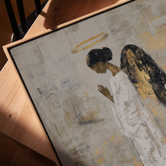 Tableau zen ange en prière ailes or et noir sur toile avec cadre chêne doré, décoration salon apaisant