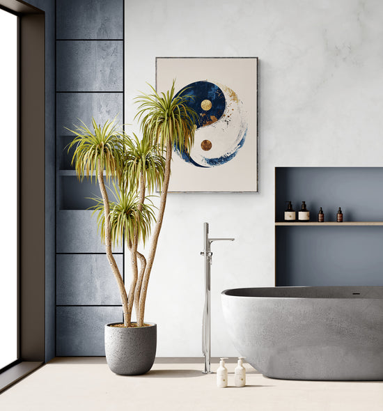 Salle de bain moderne avec grande baignoire en pierre grise, plante verte tropicale et affiche murale du symbole yin yang bleu et doré.