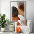 Tableau abstrait aux cercles superposés marron et noir, style moderne, dans un salon cosy avec plante verte
