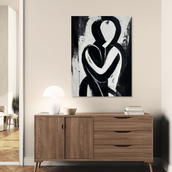 Tableau abstrait noir et blanc représentant une étreinte, ambiance épurée et moderne du salon