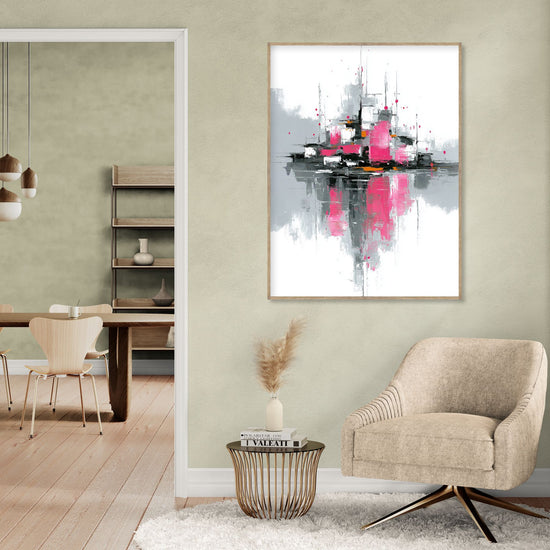 Tableau abstrait aux tons rose et gris, reflété artistiquement pour une déco moderne dans un salon beige