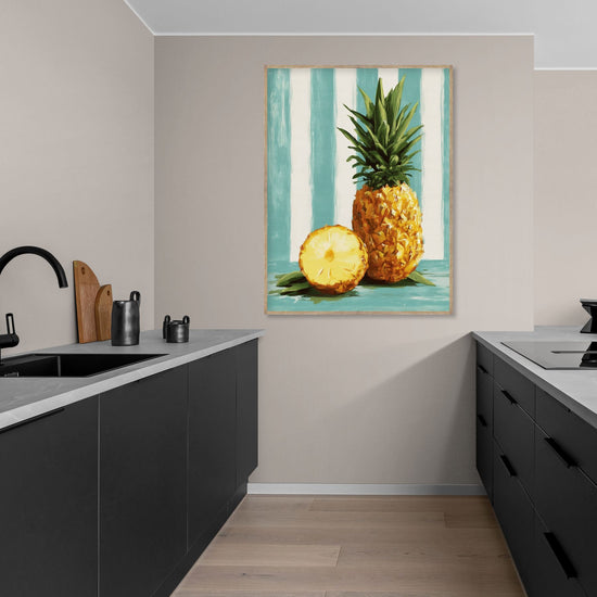 Tableau d'ananas sur fond rayé bleu et blanc dans cuisine moderne, style tropical