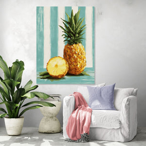 Tableau décoratif mural d'ananas sur fond rayé bleu, ambiance tropicale dans un salon contemporain