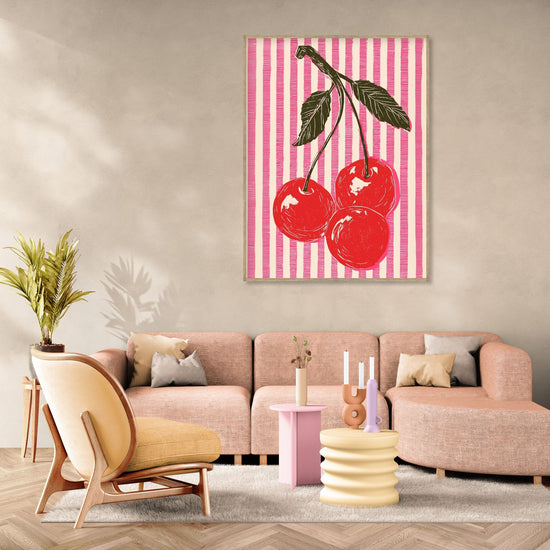 Tableau de cerises rouges sur fond rayé rose, style pop art vibrant dans un salon moderne