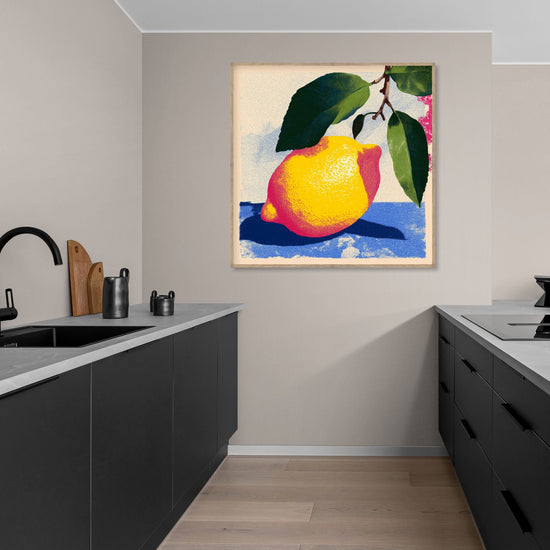 Tableau d'un citron vibrant sur fond bleu dans une cuisine moderne, style pop art