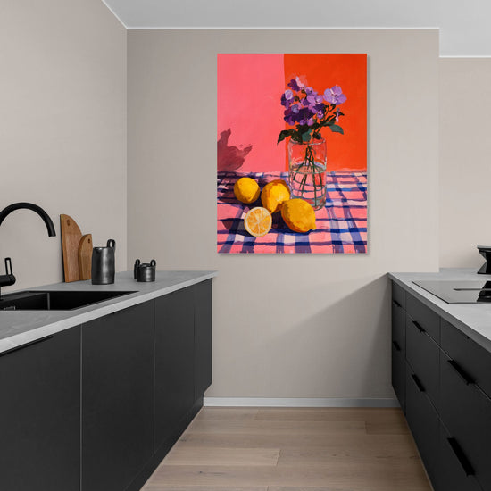 Tableau coloré de citrons et fleurs sur nappe, ambiance vivante pour cuisine moderne