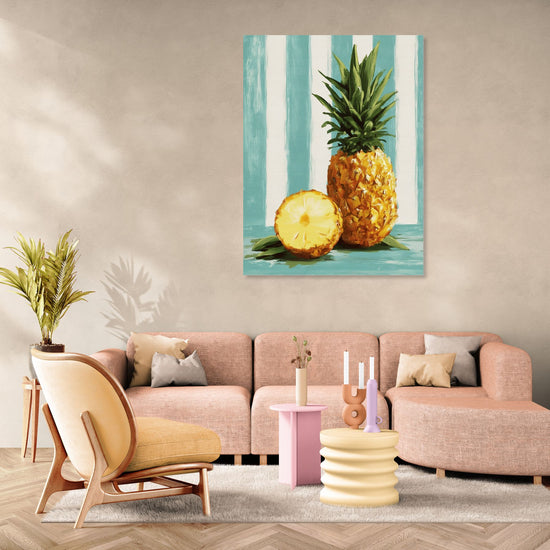 Tableau d'ananas sur fond rayé turquoise dans un salon scandinave chaleureux