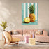 Tableau d'ananas sur fond rayé turquoise dans un salon scandinave chaleureux