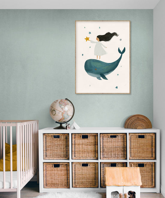Tableau décoratif enfantin, fille sur une baleine tenant une étoile, ambiance douce et rêveuse dans chambre bébé