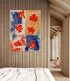 Tableau fleuri aux motifs rouges et bleus sur fond texturé, créant une atmosphère moderne et chaleureuse en chambre boisée