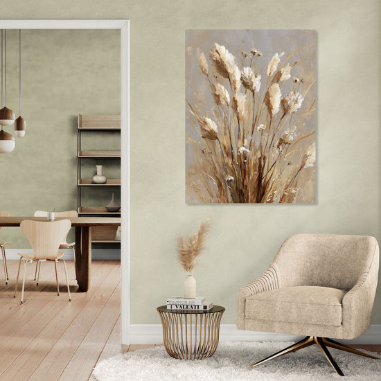 Tableau de fleurs des champs aux tons beige et blanc, style nature morte dans un salon aux nuances naturelles